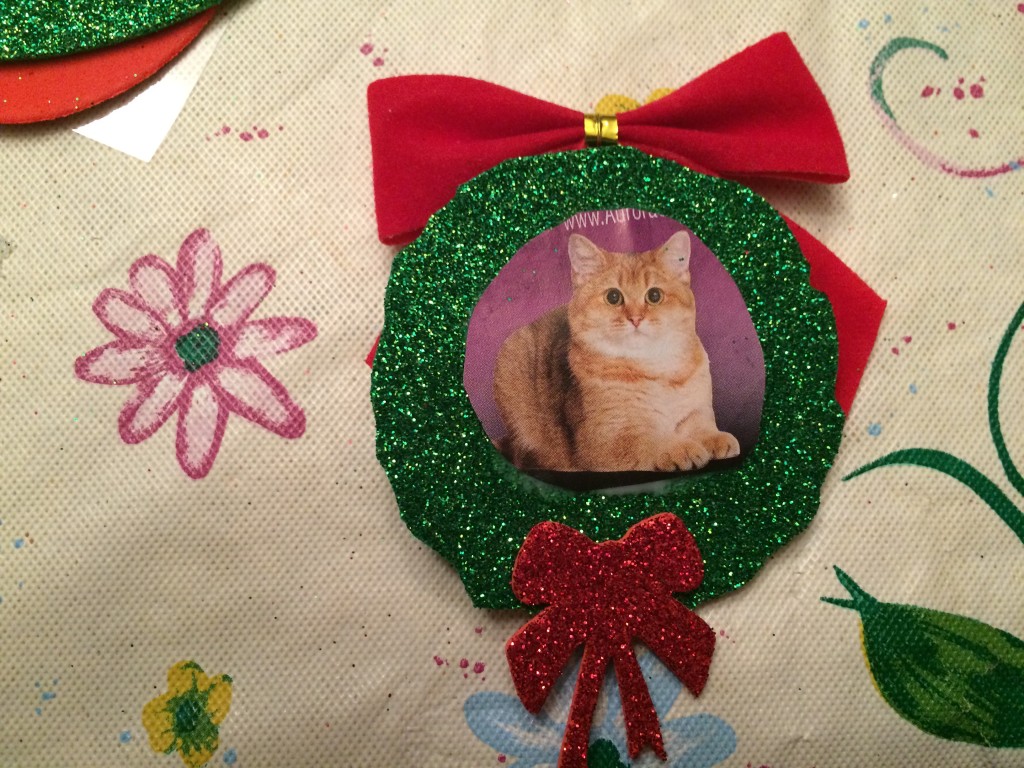 Kitty Inside Wreath Ornament
